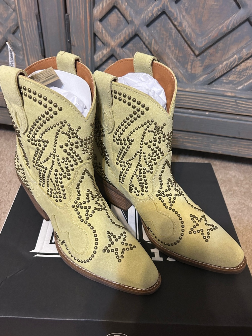 Women’s Dingo See’in stars Lime Green Suede Studded Boots NWT 7